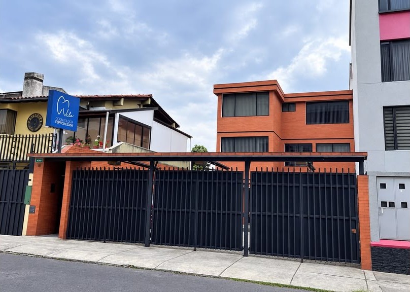 Fachada de la clínica Vela Odontología, a dos cuadras del Hospital Metropolitano, Quito