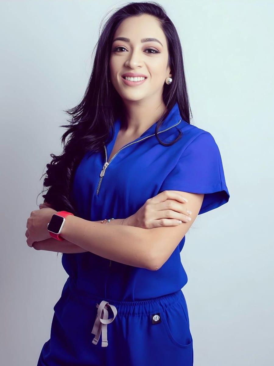 Dra. Ana Karina García, Cirugía oral en Vela Odontología, Quito