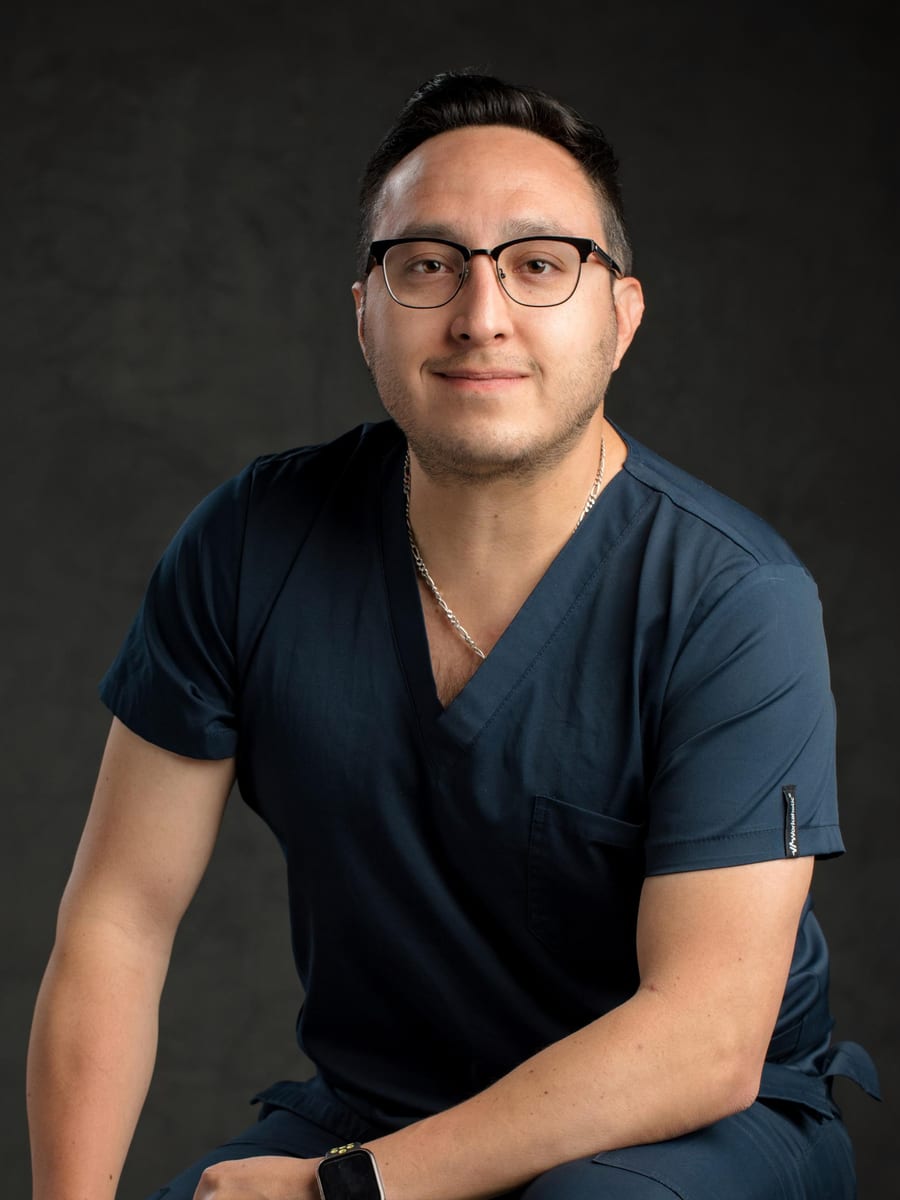 Dr. Joaquín Ricaurte, Estética dental en Vela Odontología, Quito