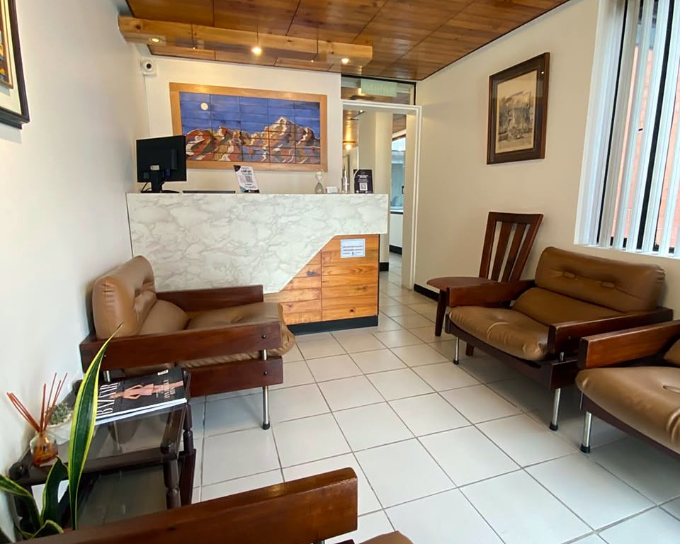 Recepción y sala de espera de la clínica Vela Odontología en Quito