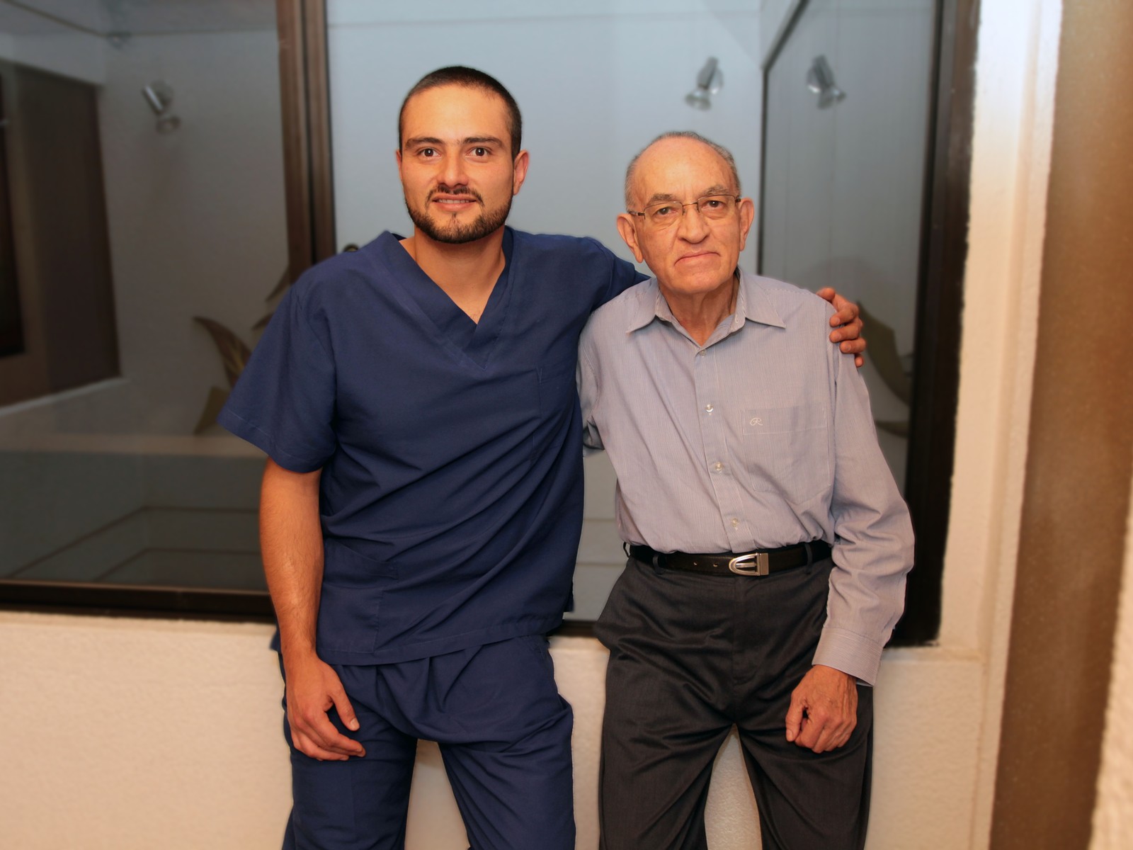El Dr. Juan Pablo Vela junto a su padre en la clínica Vela Odontología, en Quito